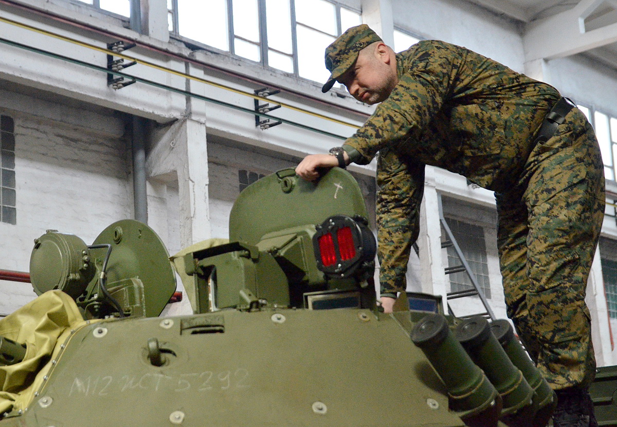 Восстановление военного. Военно-промышленный комплекс Украины. Житомирский бронетанковый завод 2020 °. ВПК Украины 2020г. Турчинов с военной техники фотографии.