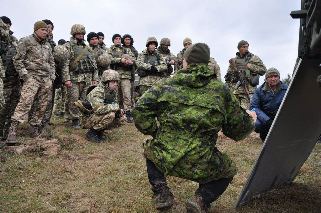 Группы военнослужащих. Канадские инструктора на Украине. Армия Канады и Украины. Тренировка украинской армии. ZV группы военные.