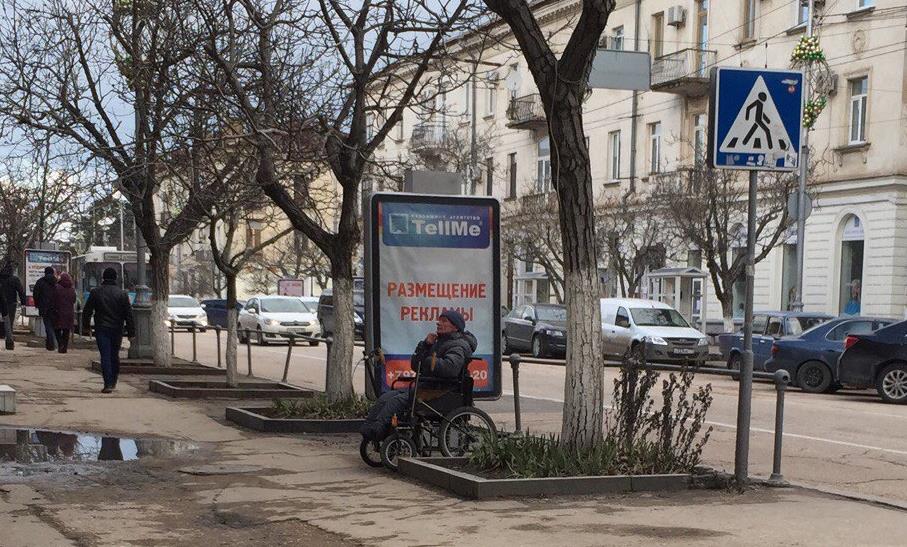 Социальный крым. Попрошайки Севастополя. Севастополь бомжатник. Попрошайка на остановке.