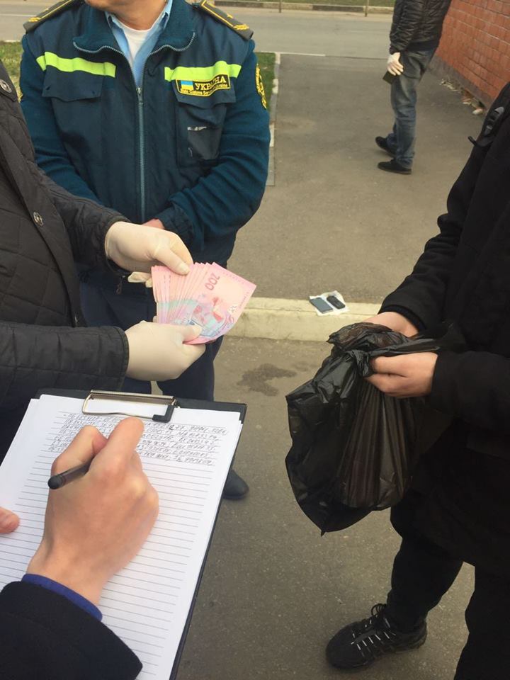 Коррупция в таможне картинки. Получении взяток на таможне. Методы борьбы с коррупцией в таможенных органах. Таможня взятка. Таможенные правонарушения.