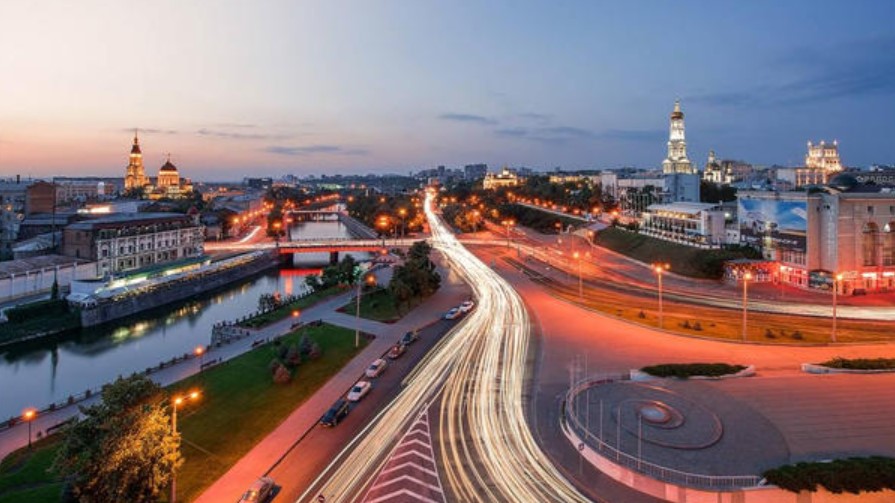 Вокзал харьков пассажирский. Харьков прямо сейчас. Монумент конституции. Харьков сутки. Стеклянная струя харьков.
