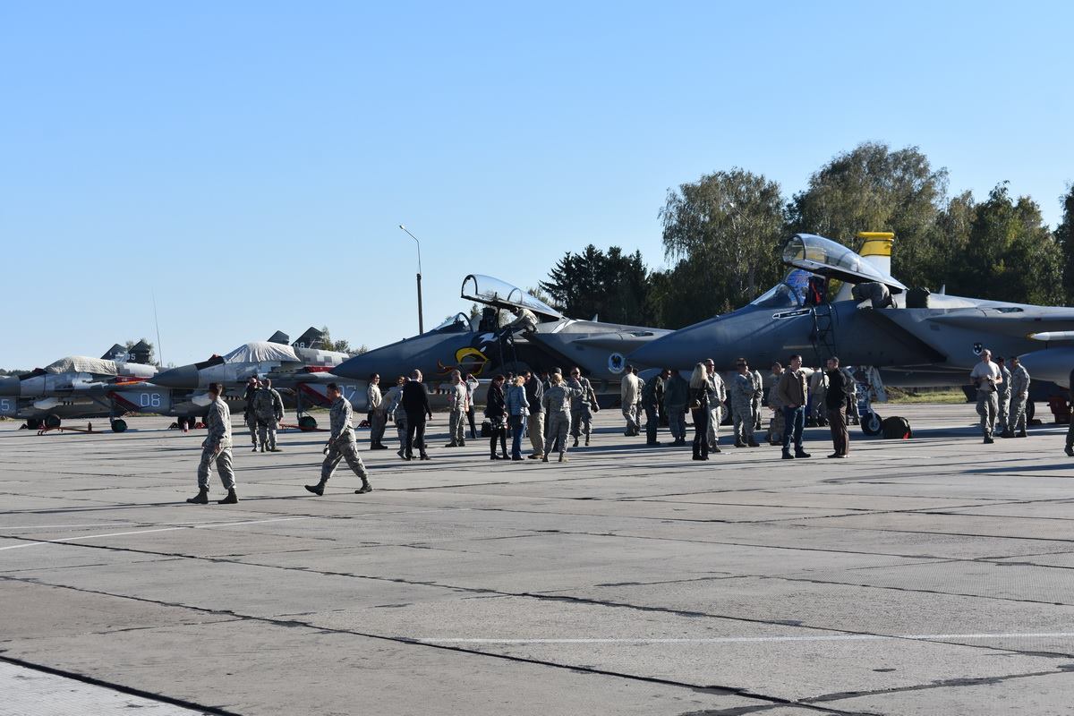 Староконстантинов аэродром на карте украины. Ивано Франковск авиабаза. Военные аэродромы ВВС Украины. Староконстантинов аэродром военный. Староконстантинов Украина аэродром.